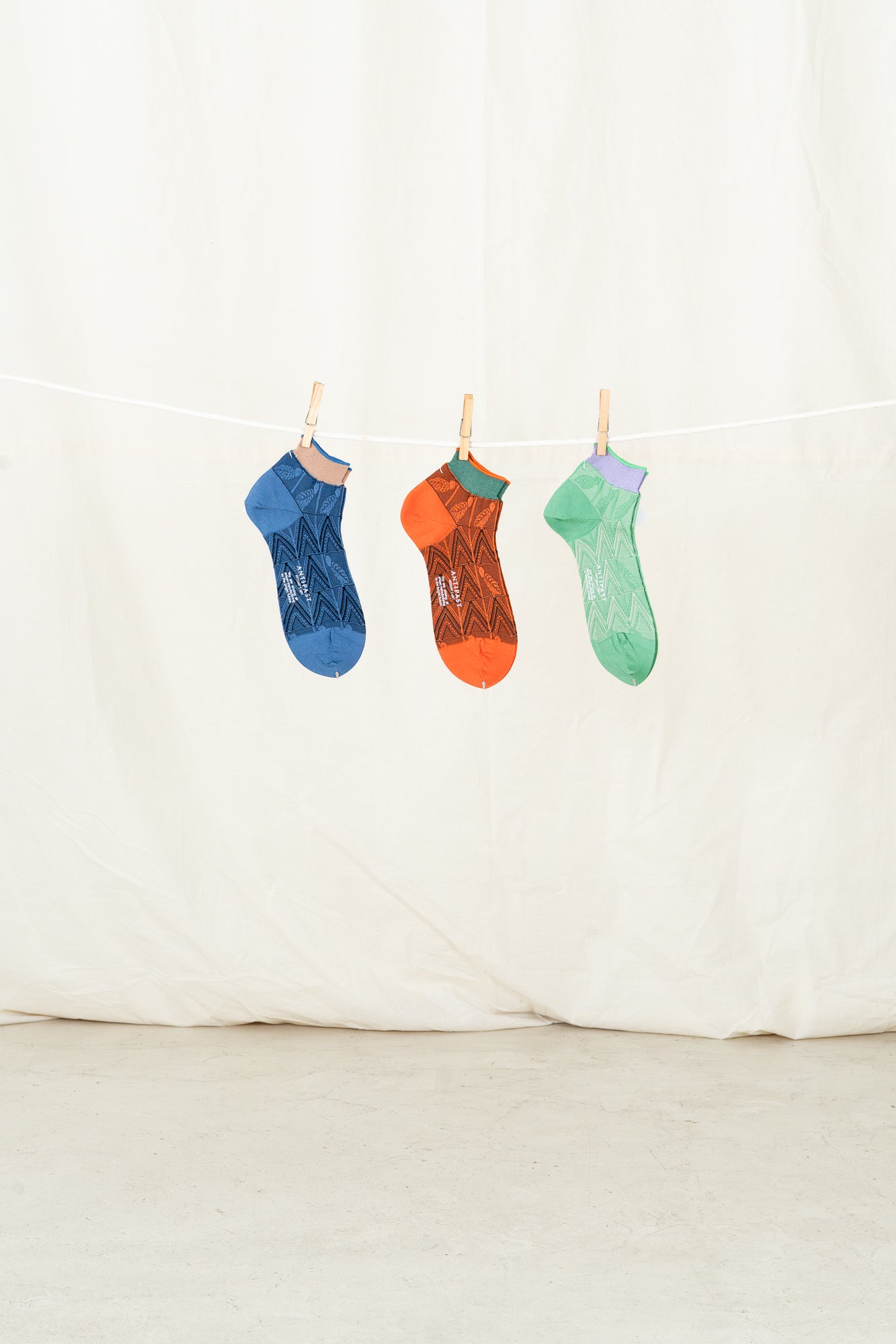 Antipast Women's Leaf Bird Cover Socks